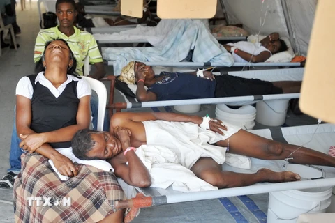 Bệnh nhân dịch tả được điều trị tại cơ sở của Tổ chức 'Bác sỹ Không Biên giới' ở Delmas, Haiti. (Nguồn: AFP/TTXVN)