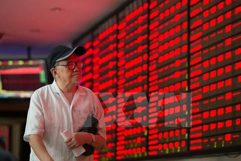 Nhà đầu tư theo dõi bảng chỉ số chứng khoán tại sàn giao dịch ở Nam Kinh, tỉnh Giang Tô, Trung Quốc. (Nguồn: THX/TTXVN)