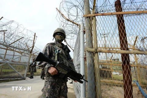 Binh sỹ Hàn Quốc gác gần hiện trường vụ nổ. (Nguồn: AFP/TTXVN)