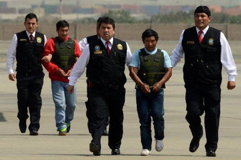 Alexander Alarcón Soto (trái) và Dionisio Ramos (áo đỏ) sau khi bị bắt. (Nguồn: AFP)