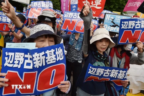 Người dân Nhật Bản tập trung xung quanh trụ sở Nghị viện nước này để phản đối kế hoạch xây một căn cứ không quân mới của Mỹ trên đảo Okinawa. (Nguồn: AFP/TTXVN)