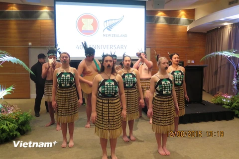Màn múa chào đón các sinh viên ASEAN đậm nét truyền thống của dân tộc Maori. (Ảnh: Dương Đức Dũng/Vietnam+)