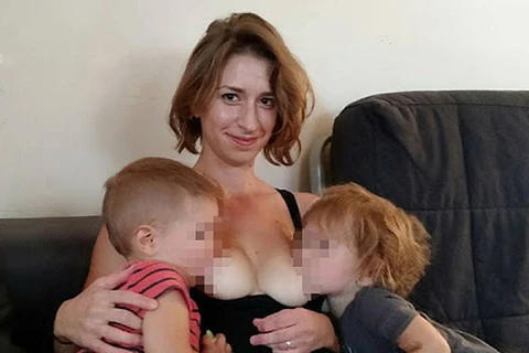 Jessica Anne Colletti gây ra tranh cãi sau khi công bố bức ảnh cho hai cậu bé bú sữa. (Nguồn: telegraph)