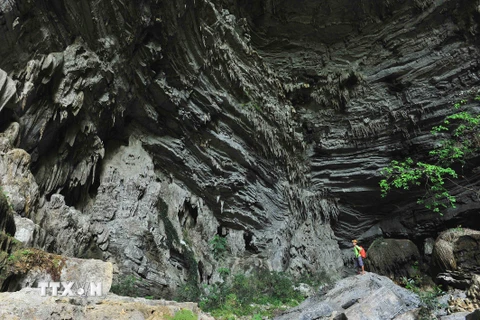 Hang Tiên là một hang sông thông với thung lũng Tú Làn ở Tân Hóa, nhưng các chuyên gia vẫn chưa biết ngách thông của nó nằm ở đâu. (Ảnh: Minh Đức/TTXVN)
