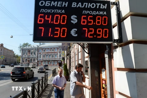 Bảng tỉ giá giữa đồng ruble và USD, đồng ruble và euro tại Moskva ngày 12/8/2015. (Nguồn: AFP/TTXVN)