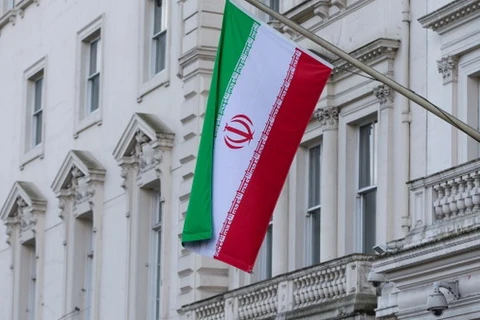 Lá cờ Iran bay bên ngoài Đại sứ quán tại London. (Nguồn: AP)