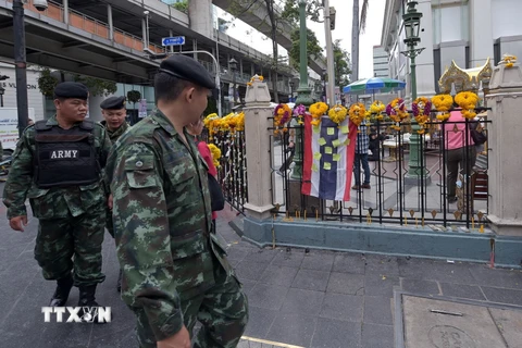 Binh sỹ Thái Lan tuần tra tại một khu đền ở thủ đô Bangkok ngày 23/8. (Nguồn: AFP/TTXVN)