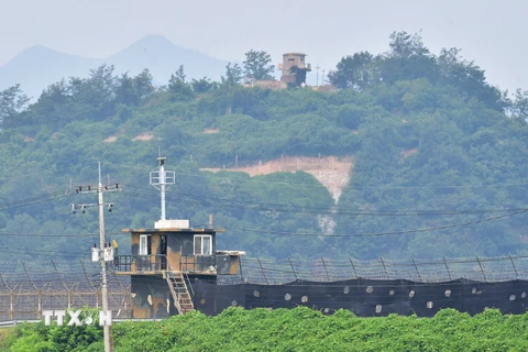 Tiền đồn quân sự Hàn Quốc (phía dưới) và Triều Tiên (phía trên) được nhìn từ thành phố biên giới Paju ngày 21/8. (Nguồn: AFP/TTXVN)