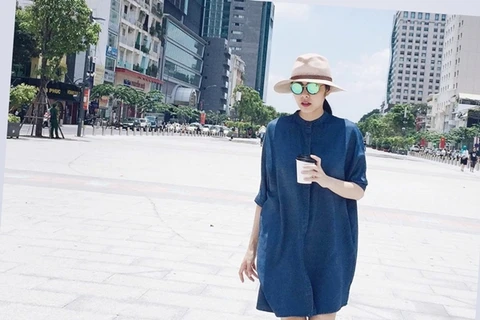 Trên phố đi bộ Nguyễn Huệ, Tăng Thanh Hà lựa chọn đầm dáng rộng mang sắc xanh denim khỏe khoắn, mix cùng đôi sandals cao gót cá tính, mạnh mẽ.