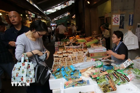 Người dân Nhật Bản mua sắm tại thủ đô Tokyo ngày 28/8. (Nguồn: AFP/TTXVN)