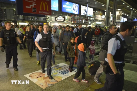 Quang cảnh nhà ga Munich, nơi số lượng người tị nạn đổ về trong những ngày qua đã trở nên quá tải, ngày 12/9. (Nguồn: AFP/TTXVN)