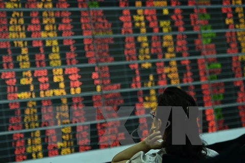 Nhà đầu tư tại thị trường chứng khoán Bangkok, Thái Lan ngày 24/8. (Nguồn: AFP/TTXVN) 