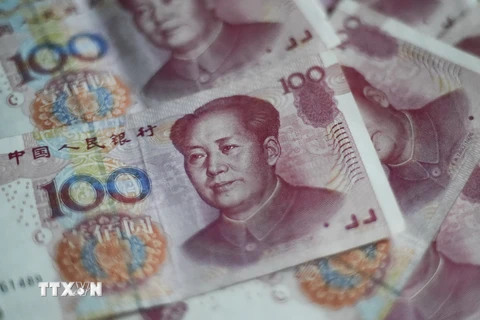 Đồng tiền giấy mệnh giá 100 nhân dân tệ (15,5 USD) tại Bắc Kinh ngày 25/8. (Nguồn: AFP/TTXVN)