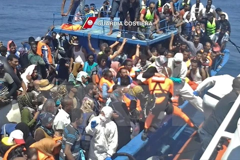 Cứu những người di cư ngoài khơi bờ biển Libya. (Ảnh: AFP/TTXVN)
