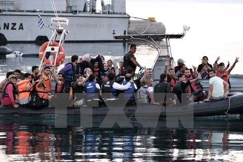 Người di cư Syria trên các xuồng cứu sinh sau khi được lực lượng cứu hộ kéo vào đảo Kos. (Nguồn: AFP/TTXVN)