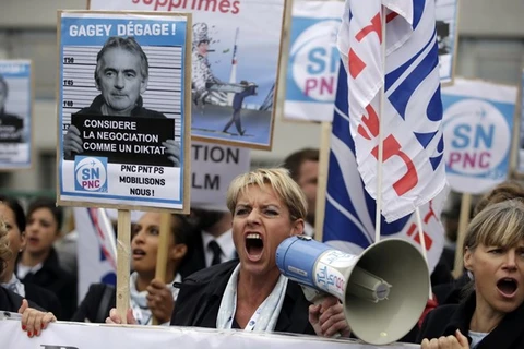 Các nhân viên Air France biểu tình trước trụ sở hãng hàng không này ngày 5/10. (Ảnh: AFP)