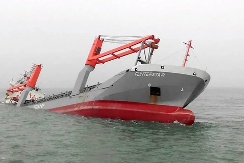 Vụ va chạm khiến tàu hàng Flinterstar bị chìm một phần.(Nguồn: Reuters)