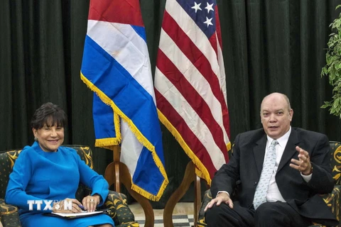 Bộ trưởng Thương mại và Đầu tư Cuba Rodrigo Malmierca (phải) có cuộc gặp với Bộ trưởng Thương mại Mỹ Penny Pritzker (trái) đang trong chuyến thăm Cuba. (Nguồn: Reuters/TTXVN)