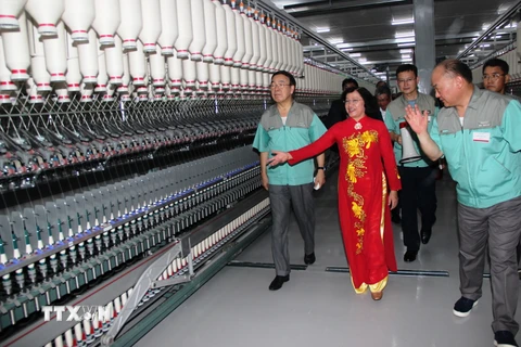 Chủ tịch Ủy ban Nhân dân tỉnh Tây Ninh Nguyễn Thị Thu Thủy và các đại biểu tham quan khu sản xuất của nhà máy. (Ảnh: Lê Đức Hoảnh/TTXVN)