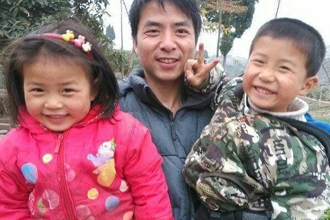 Anh Wang Xiyong vô cùng xúc động trước tình yêu thương nồng nàn mà hai con đã dành cho anh. (Nguồn: CCTV)
