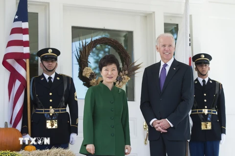 Tổng thống Hàn Quốc Park Geun-hye (trái, phía trước) đang trong chuyến thăm Mỹ. (Nguồn: AFP/TTXVN)