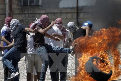 Người biểu tình bạo động Palestine trong xung đột với binh sỹ Israel ở Shuafat, khu vực lân cận Jerusalem. (Nguồn: AFP/TTXVN)
