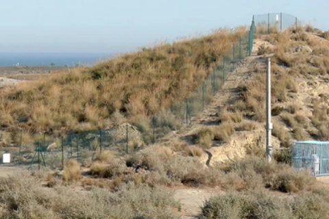 Nằm sau rào chắn là khu vực vẫn còn bị nhiễm xạ nặng ở Palomares. (Ảnh: BBC)
