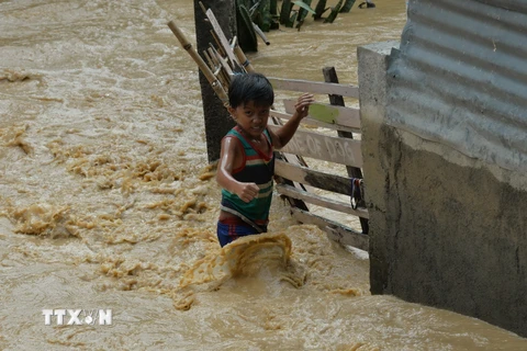 Nước lũ gây ngập lụt khu dân cư ở thị trấn Santa Rosa, tỉnh Nueva Ecija, phía bắc thủ đô Manila ngày 19/10. (Nguồn: AFP/TTXVN)