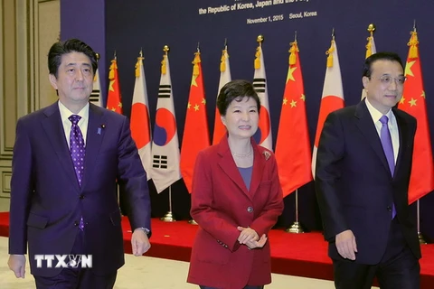 Tổng thống Hàn Quốc (giữa) cùng Thủ tướng Trung Quốc (phải) và Thủ tướng Nhật Bản (trái) tại cuộc gặp. (Nguồn: Yonhap/TTXVN)