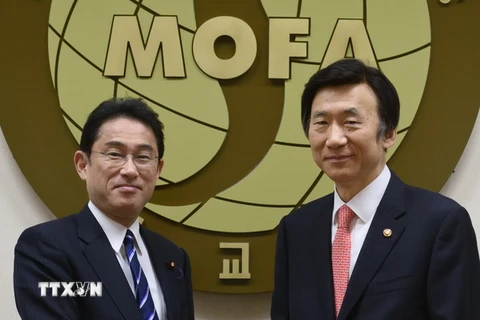 Ngày 1/11, Ngoại trưởng Hàn Quốc Yun Byung-se (phải) đã có cuộc gặp Ngoại trưởng Nhật Bản Fumio Kishida (trái) tại Seoul. (Nguồn: AFP/TTXVN)