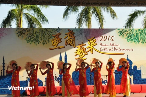 Tiết mục biểu diễn của Đoàn Việt Nam tại buổi giao lưu văn hóa dân tộc “Sắc màu nghệ thuật châu Á 2015” tại Hong Kong. (Ảnh: Vietnam+)