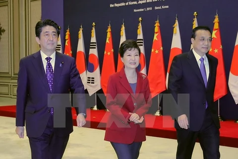 Tổng thống Hàn Quốc (giữa), Thủ tướng Trung Quốc (phải) và Thủ tướng Nhật Bản trong cuộc gặp lịch sử tại Seoul ngày 1/11.(Ảnh: THX/ TTXVN)