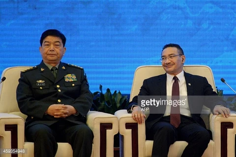 Bộ trưởng Quốc phòng Malaysia (phải) và người đồng cấp Trung Quốc (trái) tại buổi tiếp. (Nguồn: Getty/AFP)