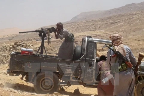 Binh sỹ Yemen giao tranh với phiến quân Houthi tại tỉnh miền trung Marib ngày 28/9. (Nguồn: Reuters/TTXVN)