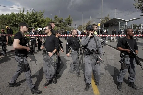 Binh sỹ Israel phong tỏa khu vực hai người nước này bị một người Palestine tấn công bằng dao ở Jerusalem ngày 30/10. (Nguồn: AFP/ TTXVN)