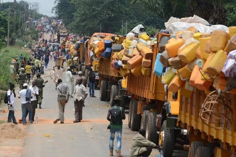 Tình trạng bạo lực khiến hàng nghìn người phải rời bỏ nhà cửa. (Ảnh: AFP)