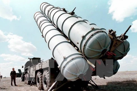 Tên lửa phòng không S-300 của Nga chuẩn bị được phóng thử tại trung tâm huấn luyện quân sự ở Nga. (Nguồn: AFP/TTXVN)