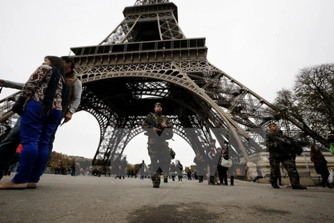 Binh sỹ Pháp tuần tra tại Tháp Eiffel ở Paris sau các vụ tấn công ngày 14/11. (Nguồn: AFP/TTXVN)