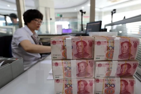 Kiểm tiền nhân dân tệ tại ngân hàng ở Liên Vận Cảng, tỉnh Giang Tô, miền đông Trung Quốc ngày 11/8. (Nguồn: AFP/TTXVN) 