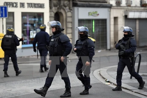 Lực lượng an ninh Pháp tham gia chiến dịch truy quét khủng bố ở Saint-Denis ngày 18/11. (Nguồn: AFP/TTXVN)