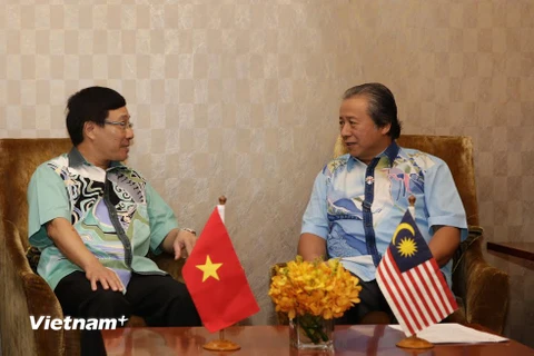 Bộ trưởng Ngoại giao Phạm Bình Minh (trái) và Bộ trưởng Ngoại giao Malaysia Anifah Aman tạ cuộc gặp. (Ảnh: Vietnam+)