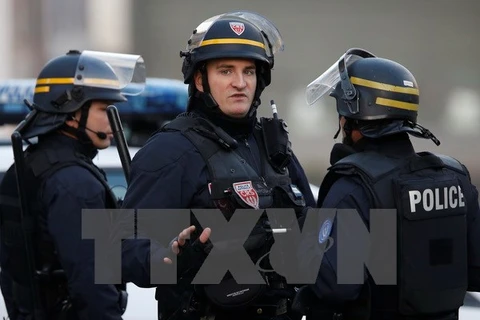 Cảnh sát Pháp tham gia chiến dịch truy quét nghi can khủng bố ở Saint-Denis ngày 18/11. (Nguồn: THX/TTXVN)