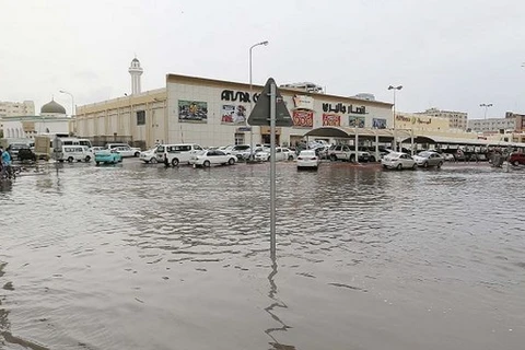 Các đường phố ở thủ đô Doha ngập nước sau trận mưa lớn. (Nguồn: AFP)