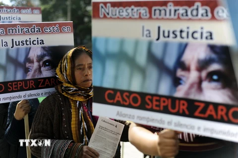 Phụ nữ Guatemala tham gia cuộc tuần hành ở Guatemala City, phản đối tình trạng bạo hành đối với phụ nữ. (Ảnh: AFP/TTXVN)