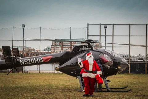 Một số nước có dịch vụ ông già Noel giao quà bằng trực thăng (Ảnh: northendwaterfront.com)