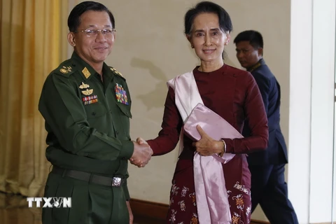 Chủ tịch NLD Aung San Suu Kyi (phải) trong cuộc gặp với Tư lệnh Lực lượng vũ trang, Tướng Min Aung Hlaing (trái). (Nguồn: AFP/TTXVN)