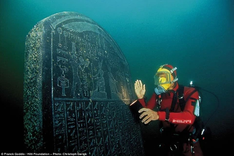 Tấm bia đá khắc chữ tượng hình cao 1,9m được tìm thấy tại tàn tích dưới biển. (Nguồn: dailymail)