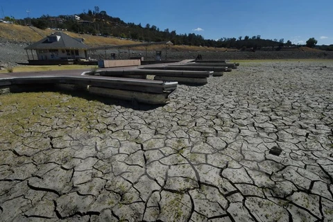 Hồ Folsom ở Sacramento, Mỹ khô cạn và nứt nẻ do hạn hán. (Nguồn: AFP/TTXVN)
