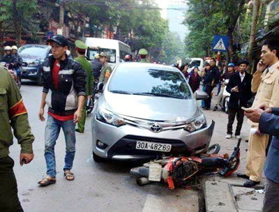 Hà Nội: Ôtô mất lái trên đường Tô Hiệu làm 2 người nhập viện 