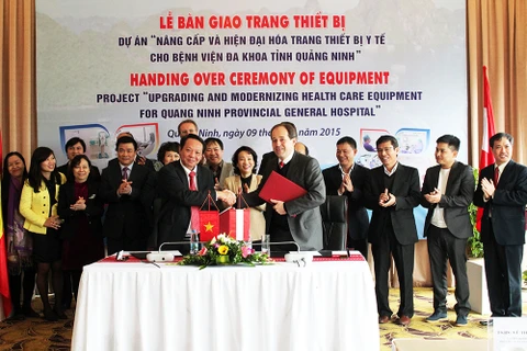 Bàn giao trang thiết bị y tế trị giá 11 triệu euro cho Quảng Ninh